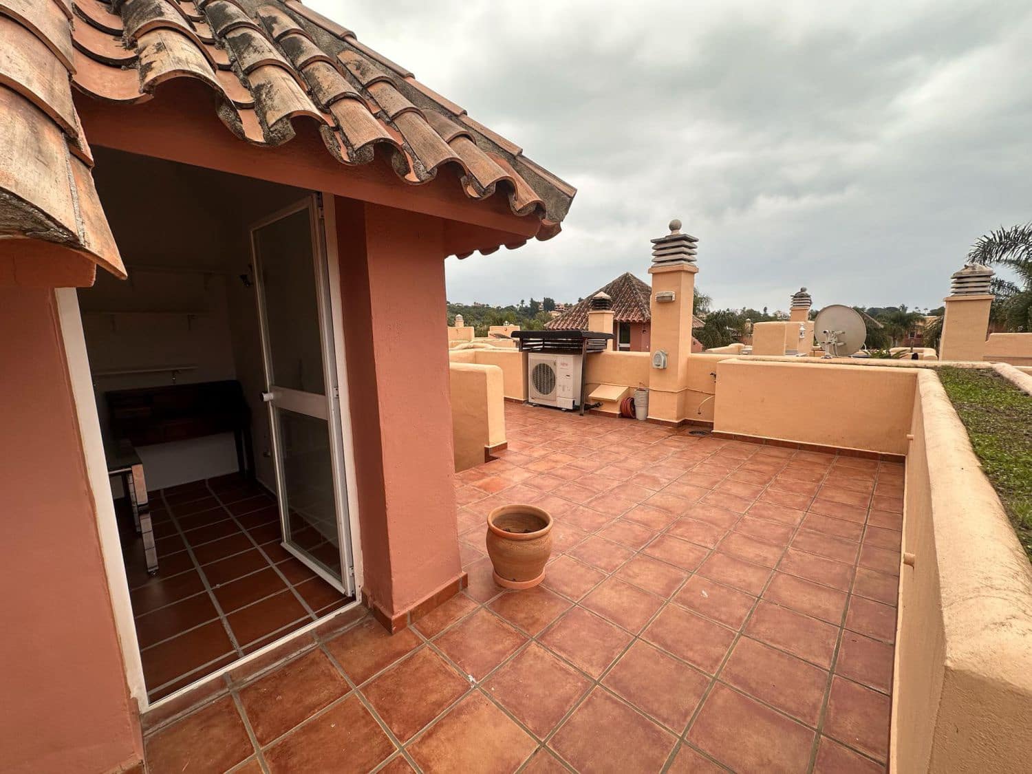 4 quarto Moradia para arrendar em Nueva Andalucia com garagem - 3 500 € (Ref: 9078505)