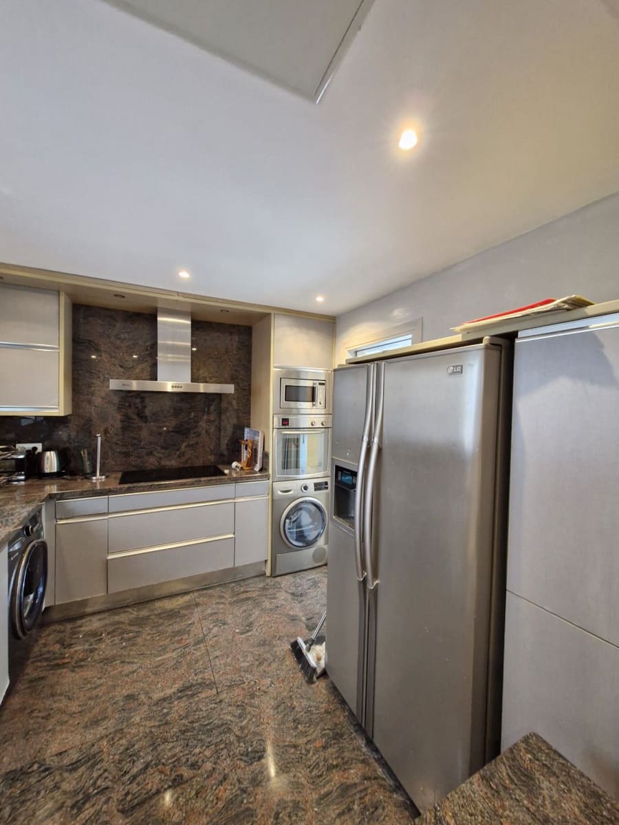 3 soveværelse Lejlighed til leje i Puerto Banus - € 3.000 (Ref: 9081994)