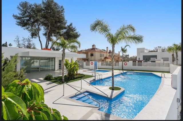 4 soveværelse Rækkehus til salg i San Pedro de Alcántara Pueblo, Marbella - € 1.295.000 (Ref: 9187240)