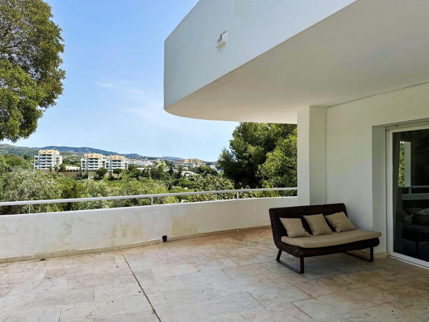 2 slaapkamer Appartement te huur in Marbella met garage - € 3.000 (Ref: 9335454)