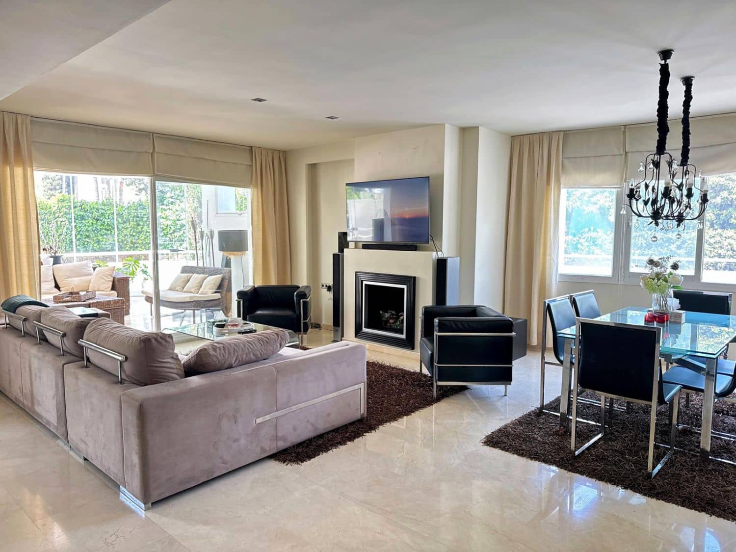 2 slaapkamer Appartement te huur in Marbella met garage - € 3.000 (Ref: 9335454)