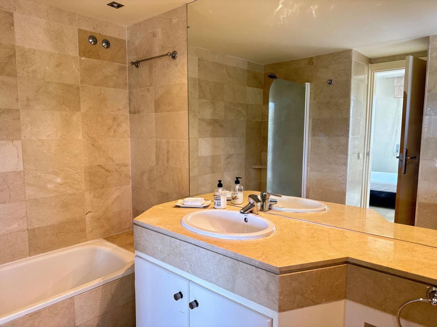 2 slaapkamer Appartement te huur in Marbella met garage - € 3.000 (Ref: 9335454)