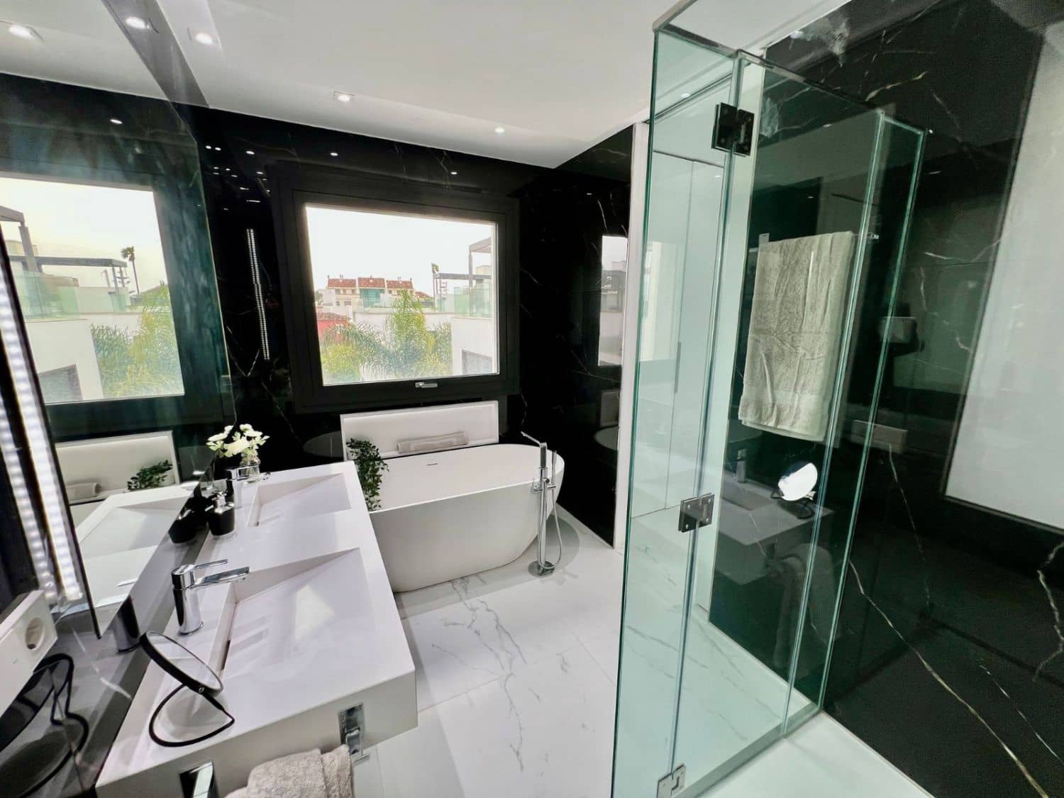 4 bedroom Villa for rent in Golden Mile - € 14,000 (Ref: 9349131)