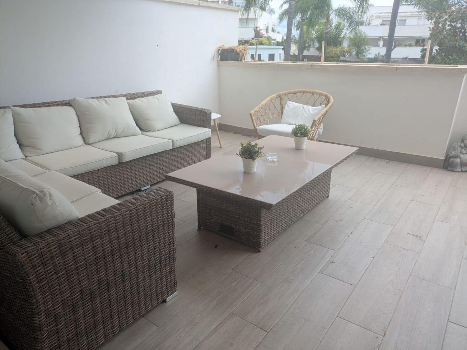 3 soverom Leilighet til leie i Nueva Andalucia med garasje - € 2 500 (Ref: 9349132)