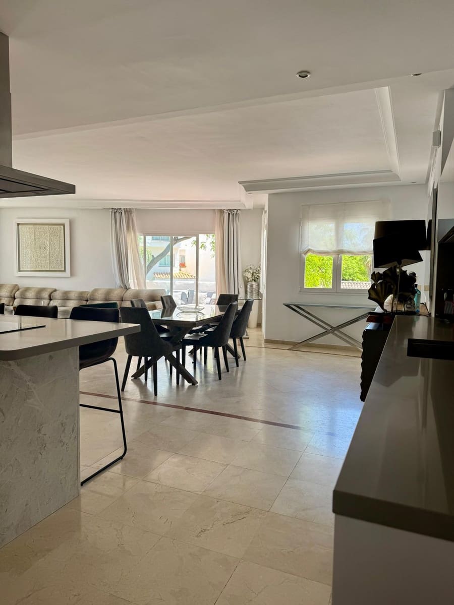 3 quarto Apartamento para arrendar em Marbella com garagem - 3 200 € (Ref: 9356408)