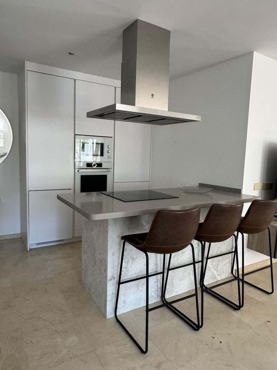 3 quarto Apartamento para arrendar em Marbella com garagem - 3 200 € (Ref: 9356408)