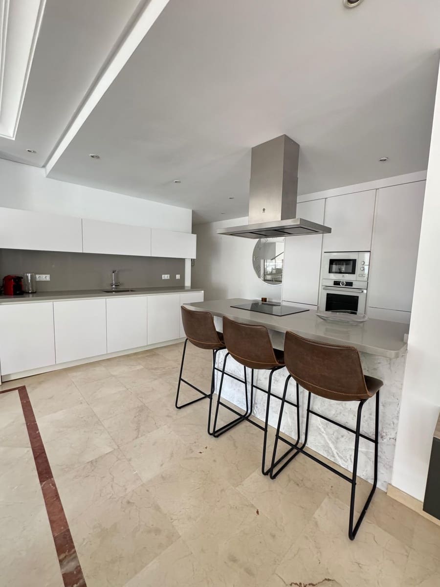 3 quarto Apartamento para arrendar em Marbella com garagem - 3 200 € (Ref: 9356408)