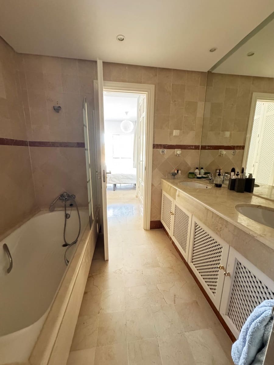 3 quarto Apartamento para arrendar em Marbella com garagem - 3 200 € (Ref: 9356408)