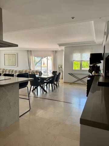 3 quarto Apartamento para arrendar em Puerto Banus, Marbella com garagem - 3 200 € (Ref: 9356408)