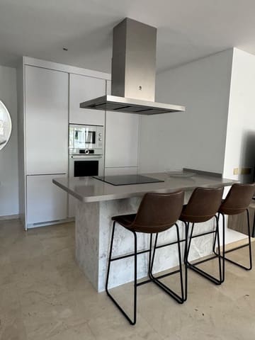 3 quarto Apartamento para arrendar em Puerto Banus, Marbella com garagem - 3 200 € (Ref: 9356408)