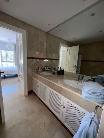 3 quarto Apartamento para arrendar em Puerto Banus, Marbella com garagem - 3 200 € (Ref: 9356408)