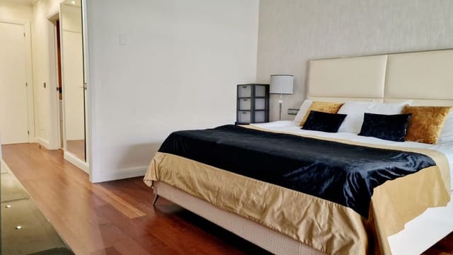 Appartement de 3 chambres à louer à Marbella avec garage - 4 000 € (Ref: 9530127)