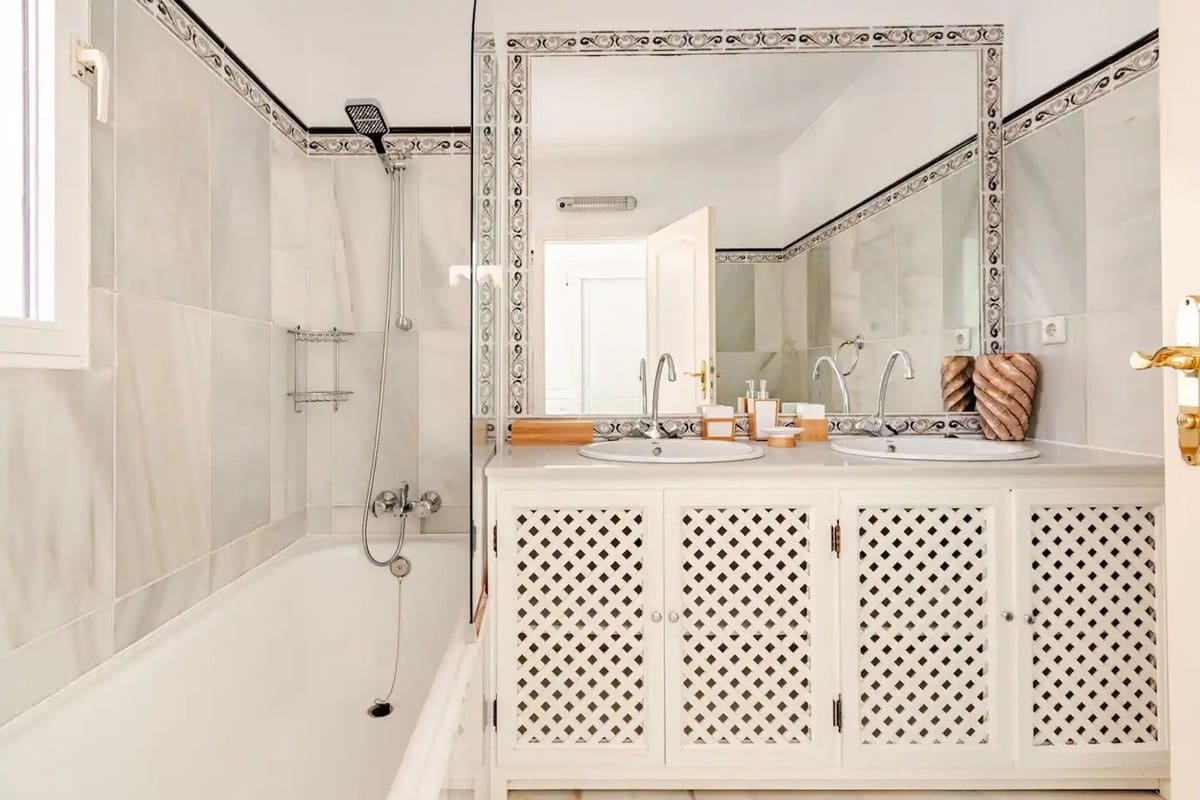 4 bedroom Villa for sale in Marbella with garage - € 1,800,000 (Ref: 9568218)