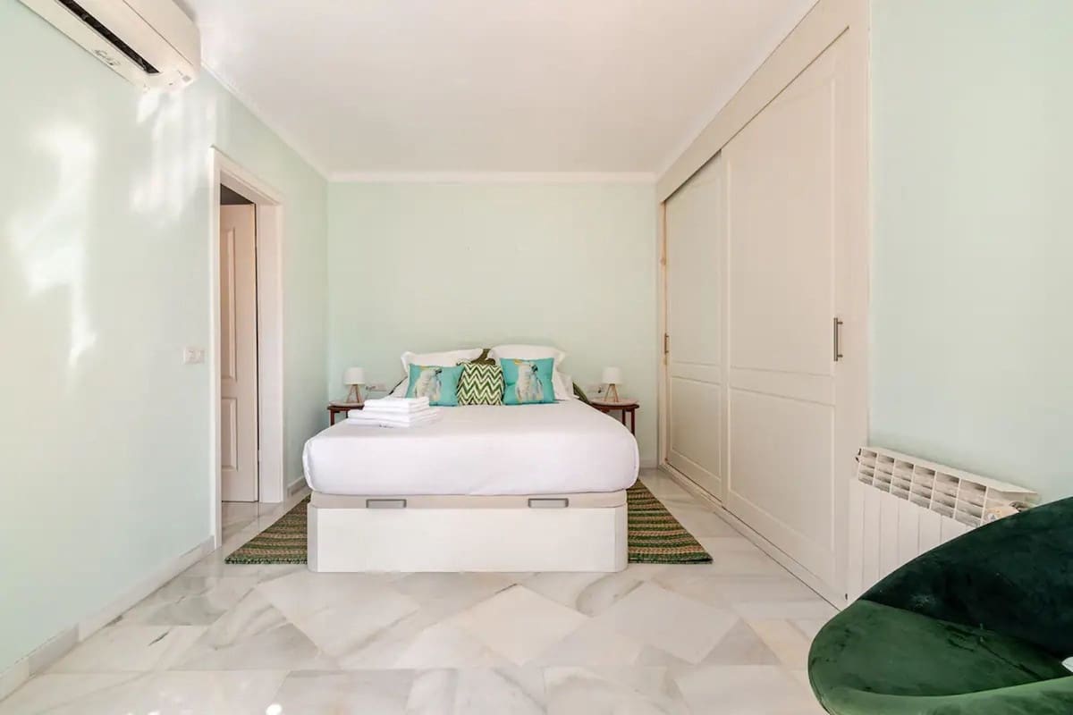 4 bedroom Villa for sale in Marbella with garage - € 1,800,000 (Ref: 9568218)