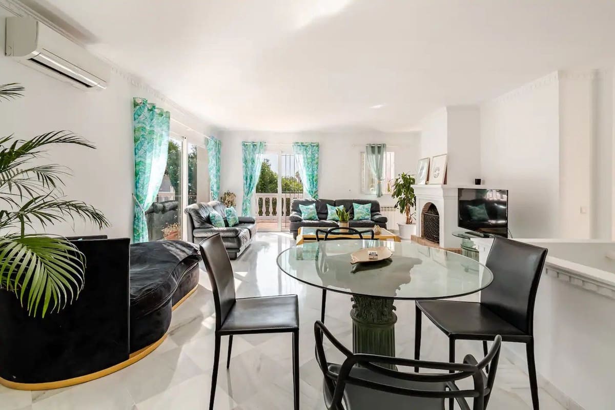 4 bedroom Villa for sale in Marbella with garage - € 1,800,000 (Ref: 9568218)