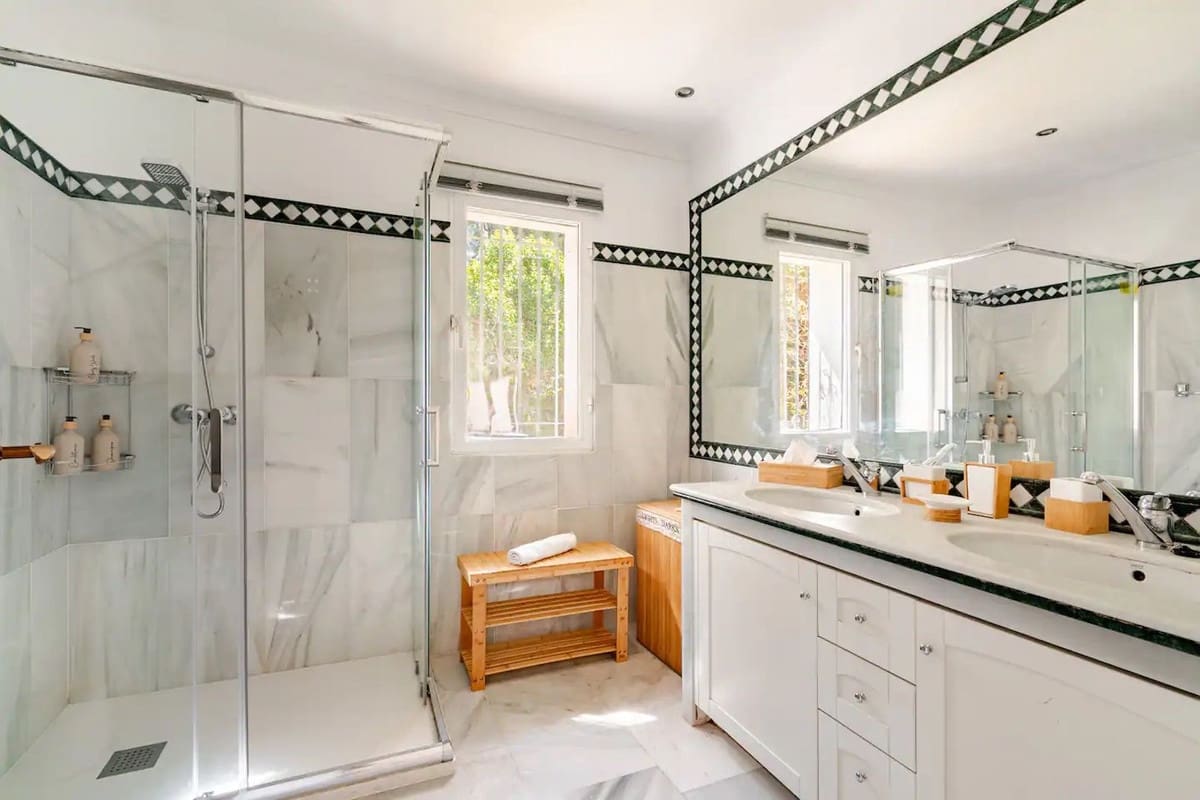 4 bedroom Villa for sale in Marbella with garage - € 1,800,000 (Ref: 9568218)