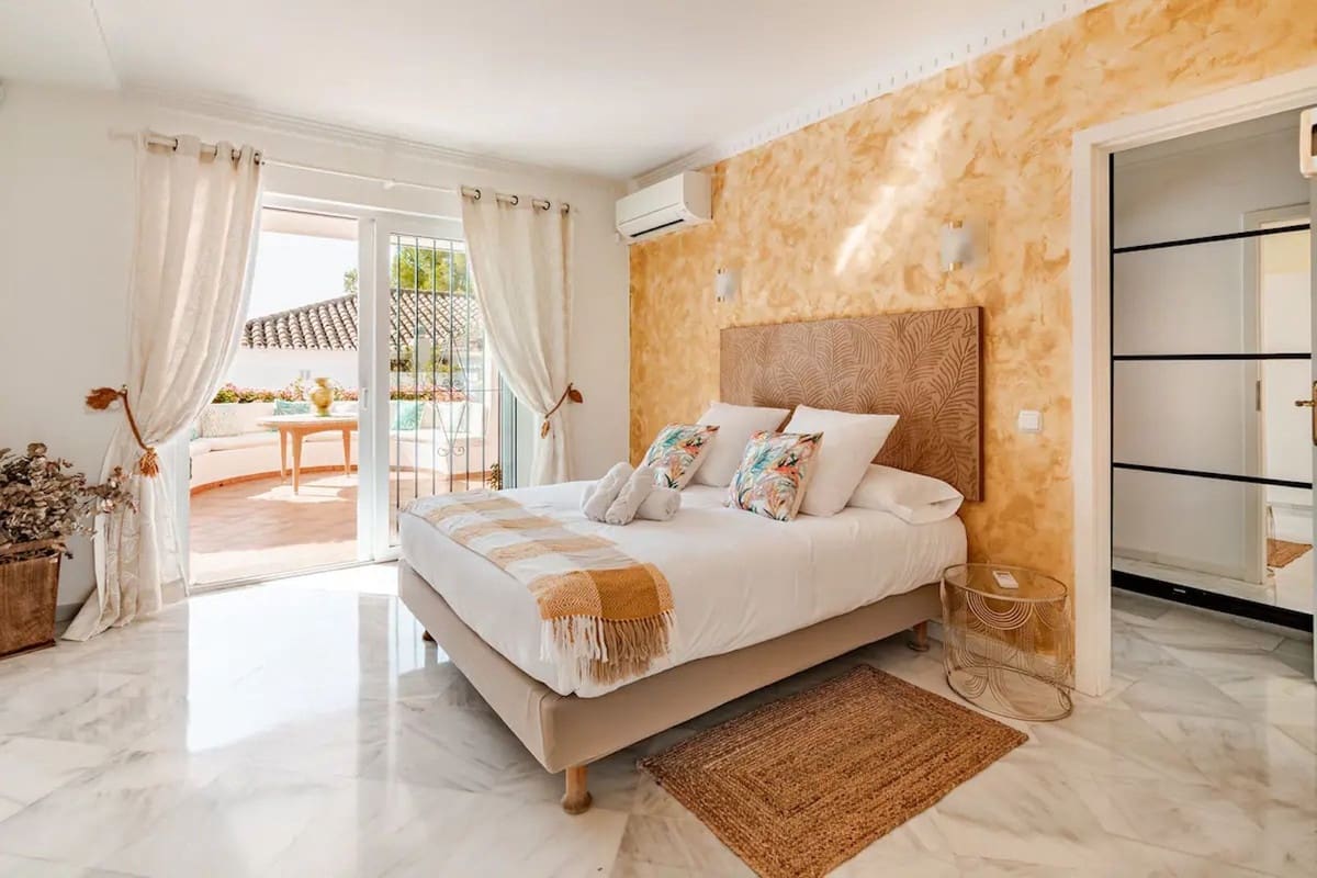 4 bedroom Villa for sale in Marbella with garage - € 1,800,000 (Ref: 9568218)