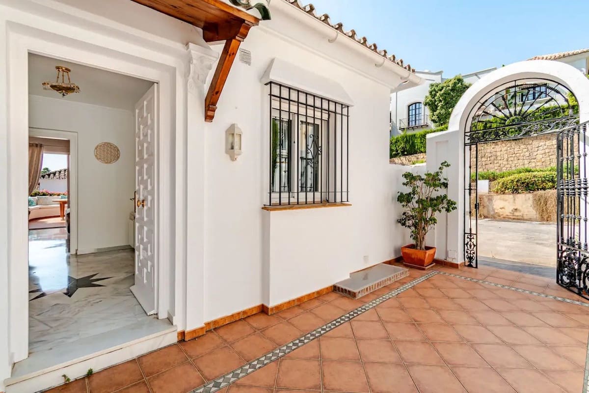 4 bedroom Villa for sale in Marbella with garage - € 1,800,000 (Ref: 9568218)