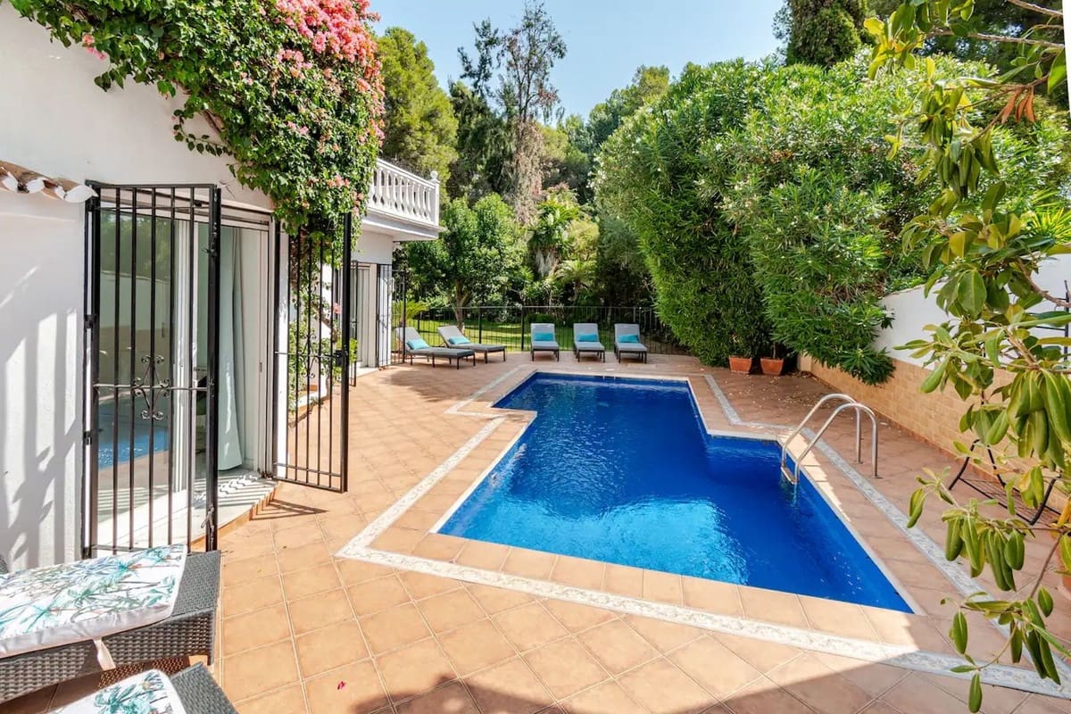 4 bedroom Villa for sale in Marbella with garage - € 1,800,000 (Ref: 9568218)
