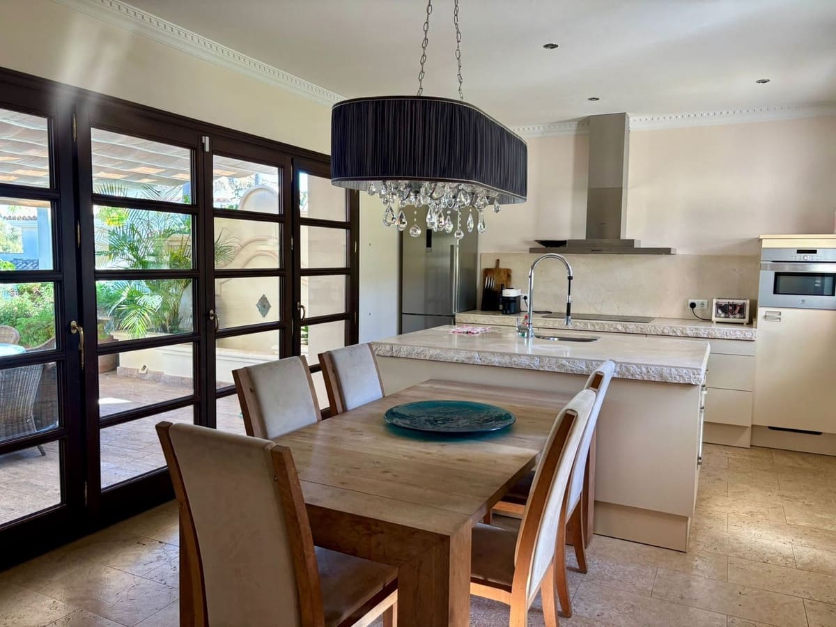 4 bedroom Villa for rent in La Quinta with garage - € 12,000 (Ref: 9568219)