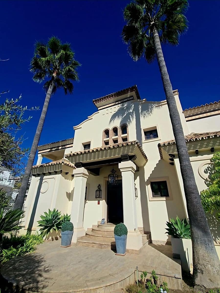 4 bedroom Villa for rent in La Quinta with garage - € 12,000 (Ref: 9568219)