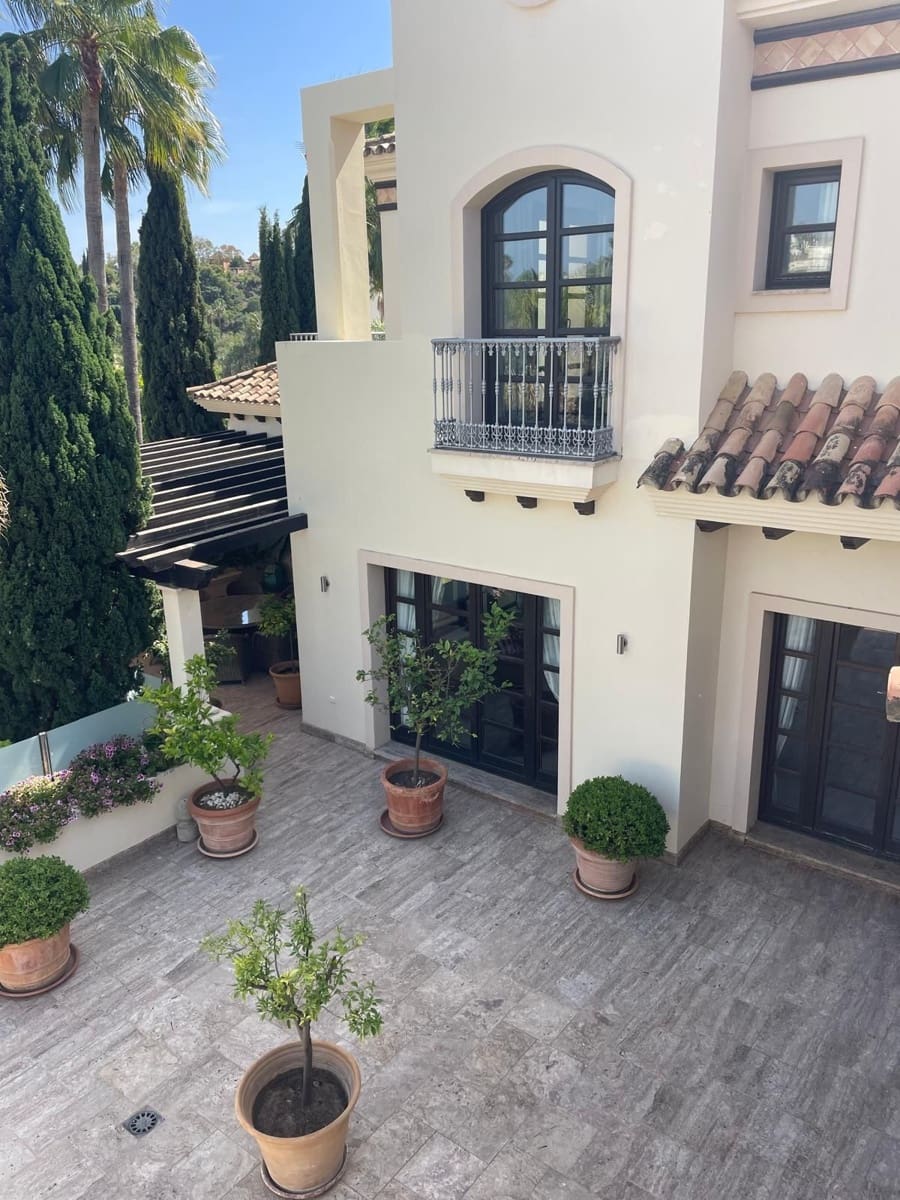 4 bedroom Villa for rent in La Quinta with garage - € 12,000 (Ref: 9568219)