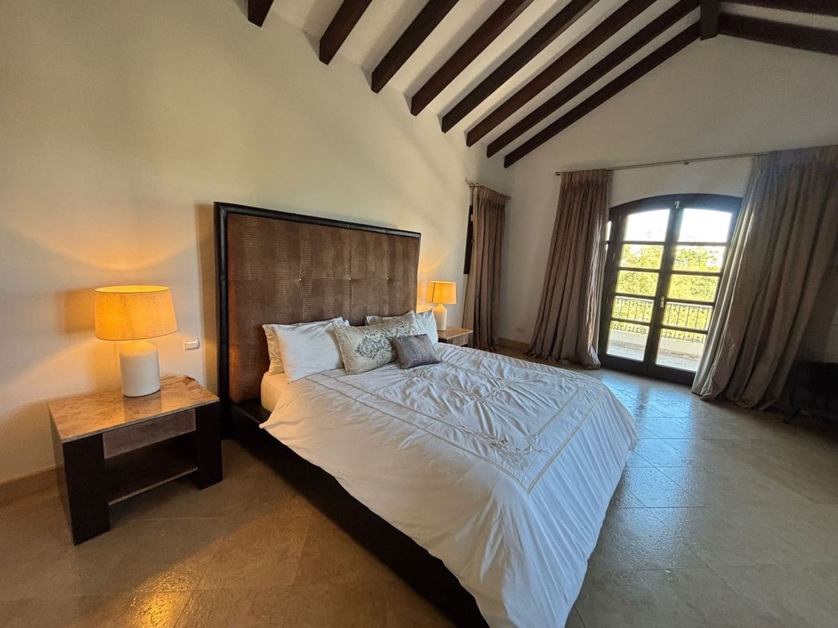 4 bedroom Villa for rent in La Quinta with garage - € 12,000 (Ref: 9568219)