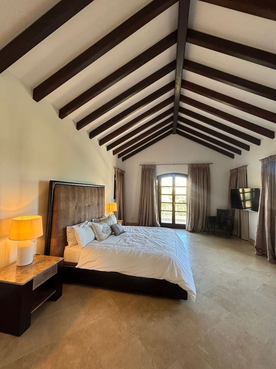 4 bedroom Villa for rent in La Quinta with garage - € 12,000 (Ref: 9568219)