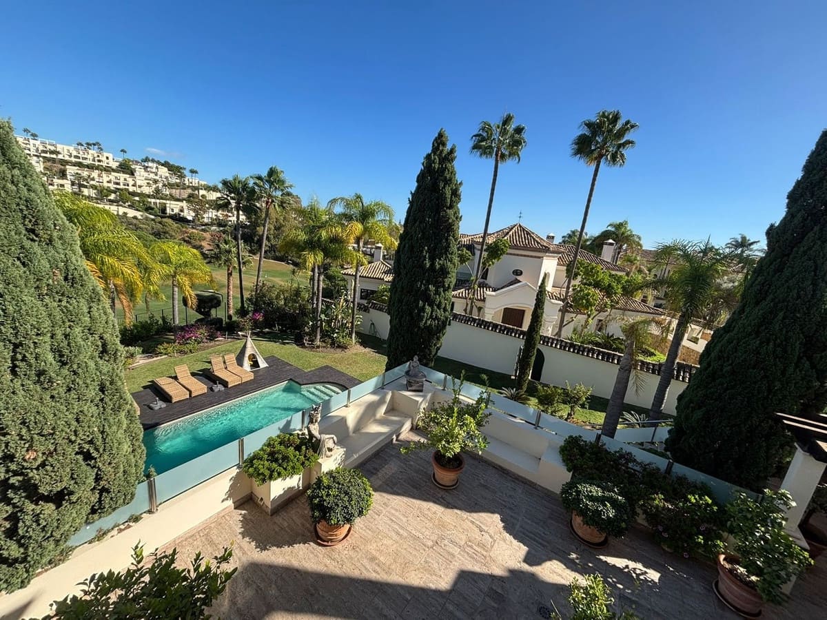 4 bedroom Villa for rent in La Quinta with garage - € 12,000 (Ref: 9568219)