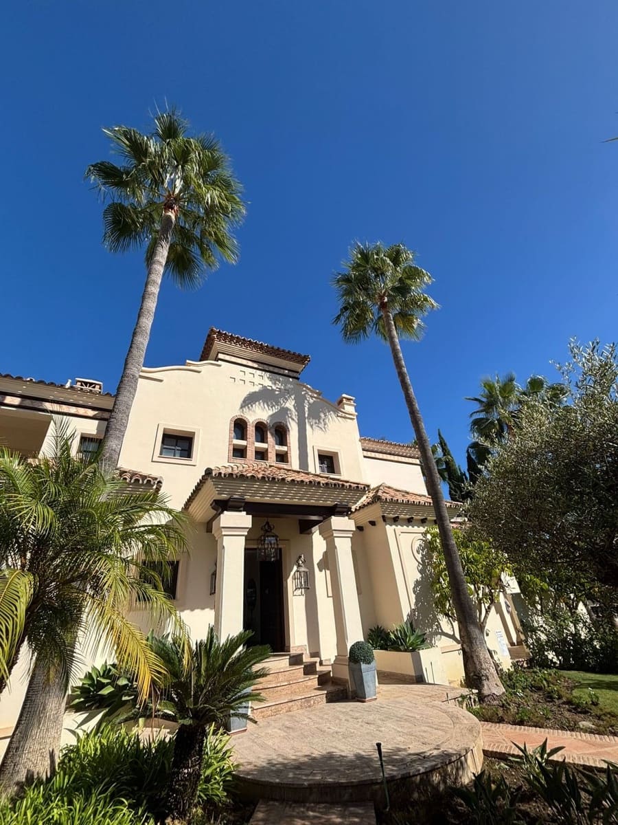 4 bedroom Villa for rent in La Quinta with garage - € 12,000 (Ref: 9568219)