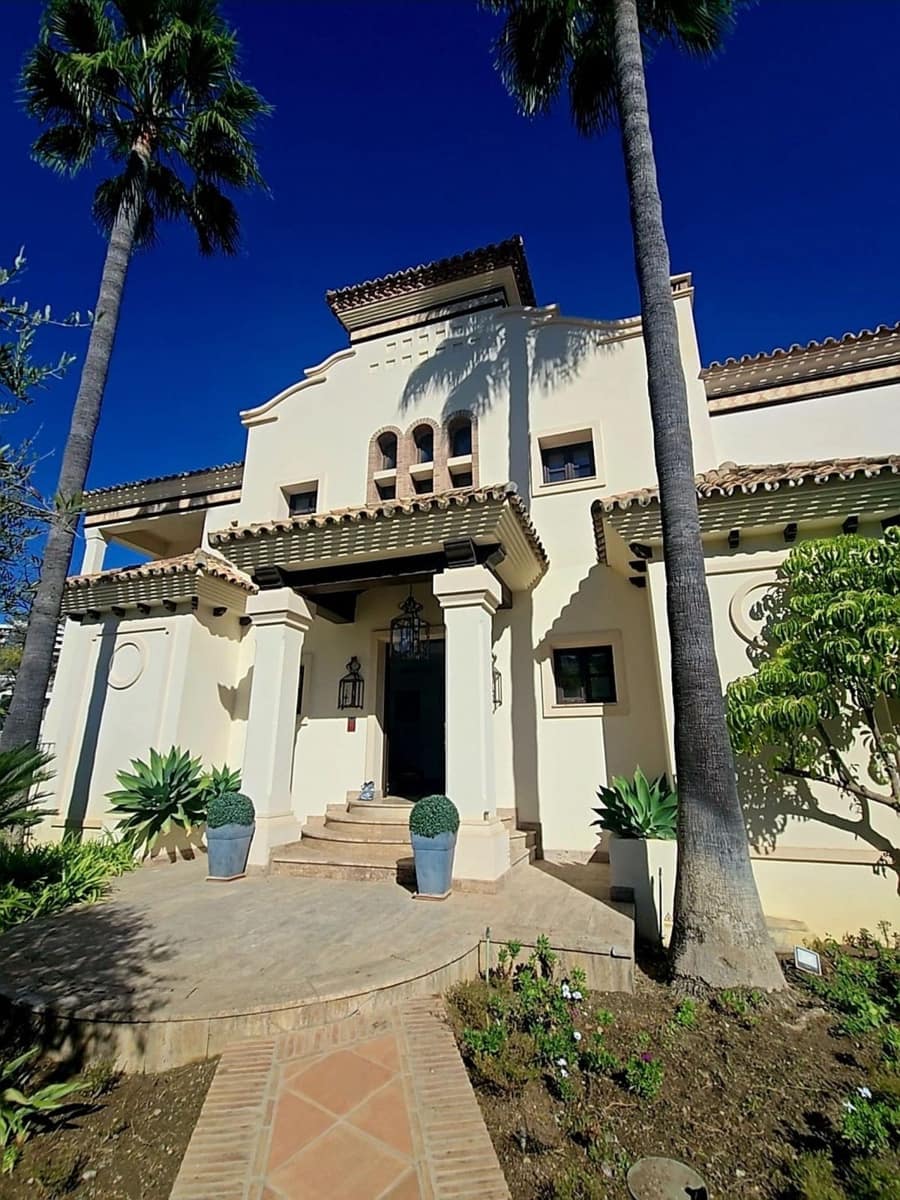 4 bedroom Villa for rent in La Quinta with garage - € 12,000 (Ref: 9568219)