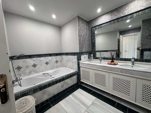 4 quarto Apartamento para venda em Lomas De Marbella, Marbella com garagem - 2 100 000 € (Ref: 9570816)