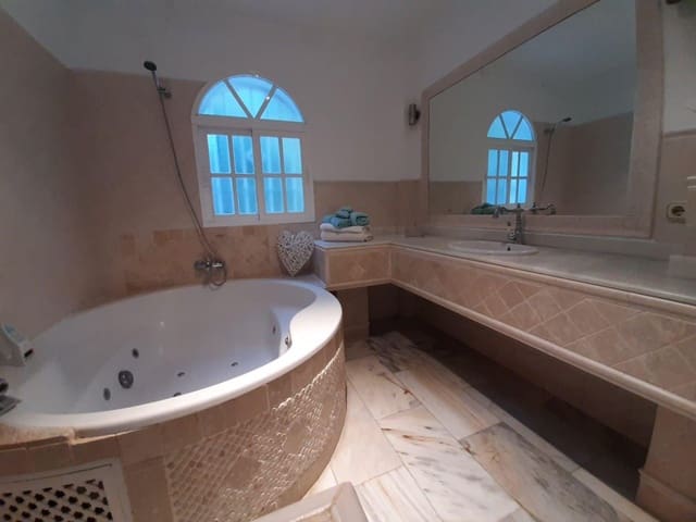 6 sypialnia Willa do wynajęcia w El Velerín, Estepona - 5 500 € (Ref: 9655760)