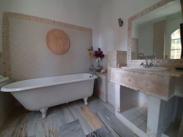 6 slaapkamer Villa te huur in El Velerín, Estepona - € 5.500 (Ref: 9655760)