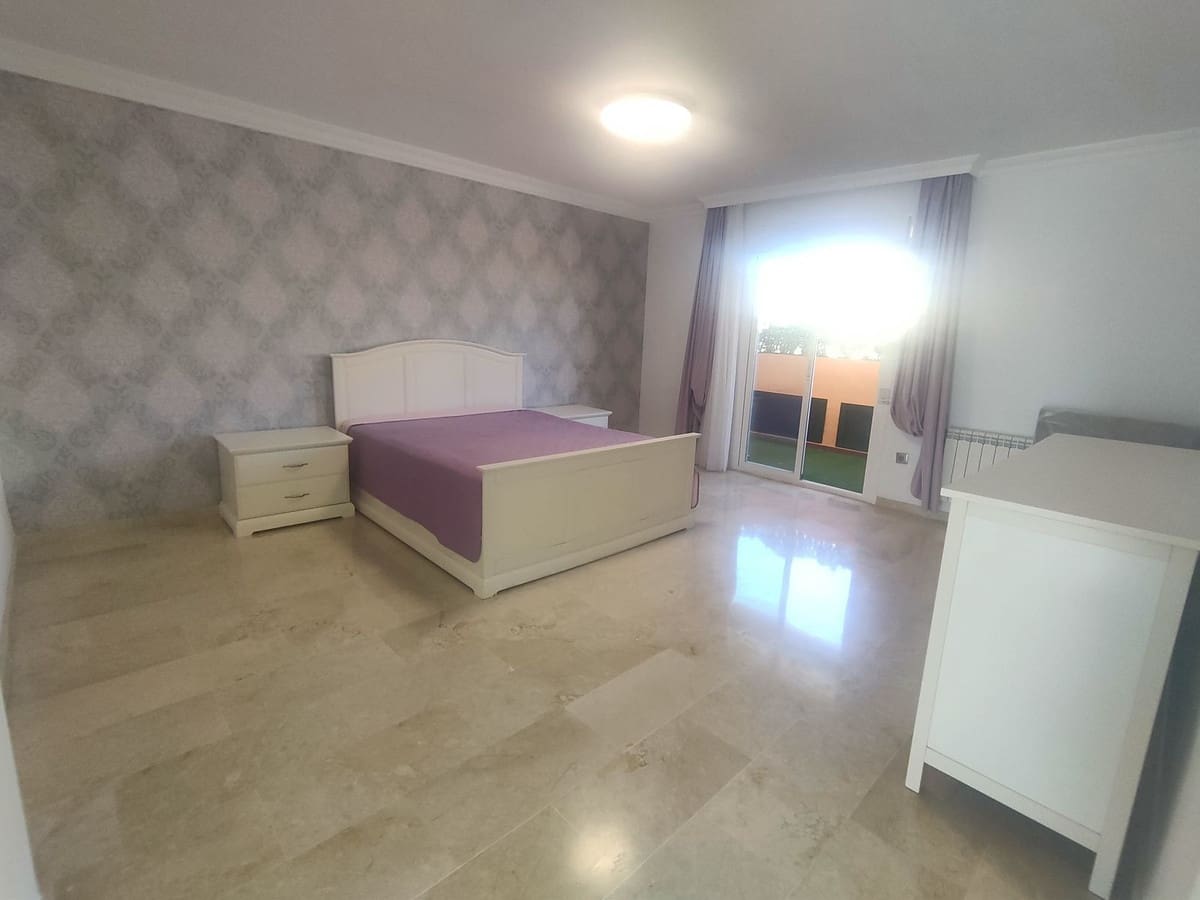 Ático de 4 habitaciones en Guadalmina en alquiler con garaje - 2.800 € (Ref: 9676996)