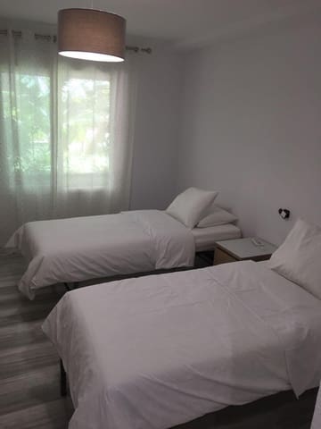 Appartement de 2 chambres à louer à Puerto Banus, Marbella - 2 500 € (Ref: 9683402)