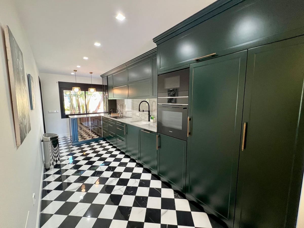 3 quarto Apartamento para arrendar em Golden Mile com garagem - 8 000 € (Ref: 9683403)