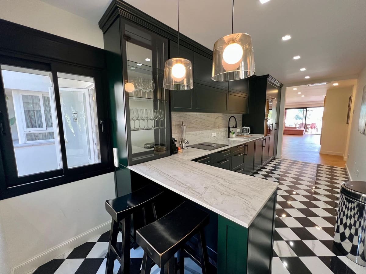 3 quarto Apartamento para arrendar em Golden Mile com garagem - 8 000 € (Ref: 9683403)