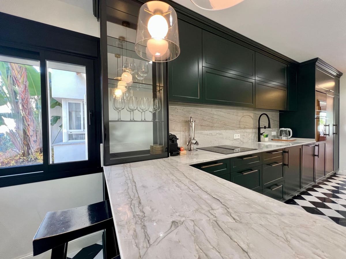 3 quarto Apartamento para arrendar em Golden Mile com garagem - 8 000 € (Ref: 9683403)