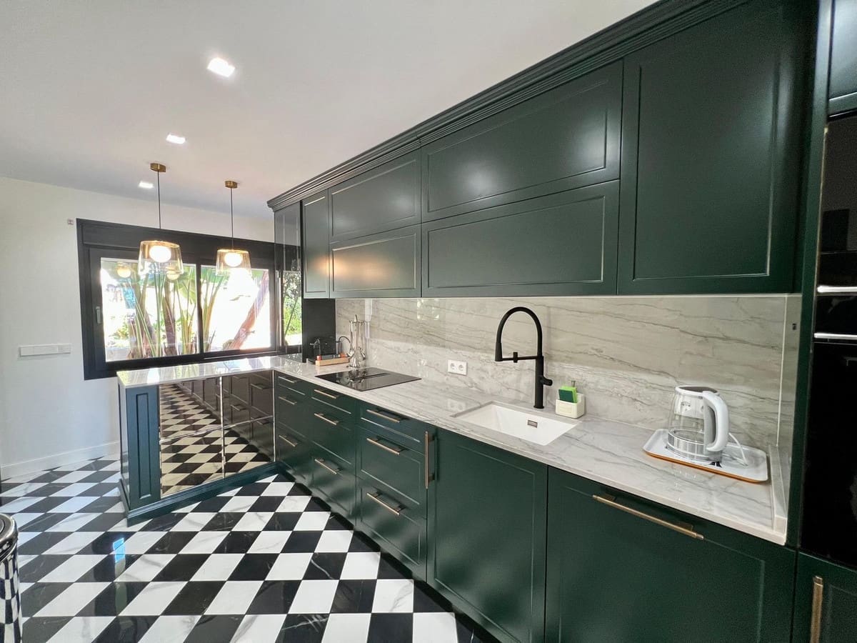 3 quarto Apartamento para arrendar em Golden Mile com garagem - 8 000 € (Ref: 9683403)