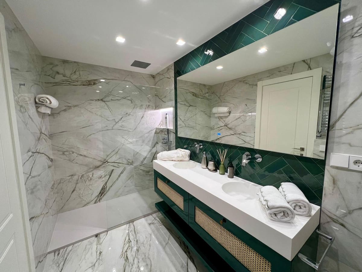 3 quarto Apartamento para arrendar em Golden Mile com garagem - 8 000 € (Ref: 9683403)