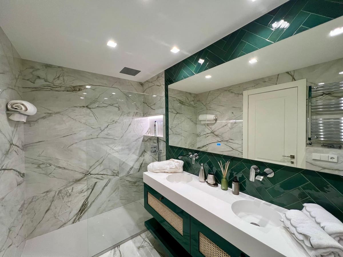 3 quarto Apartamento para arrendar em Golden Mile com garagem - 8 000 € (Ref: 9683403)