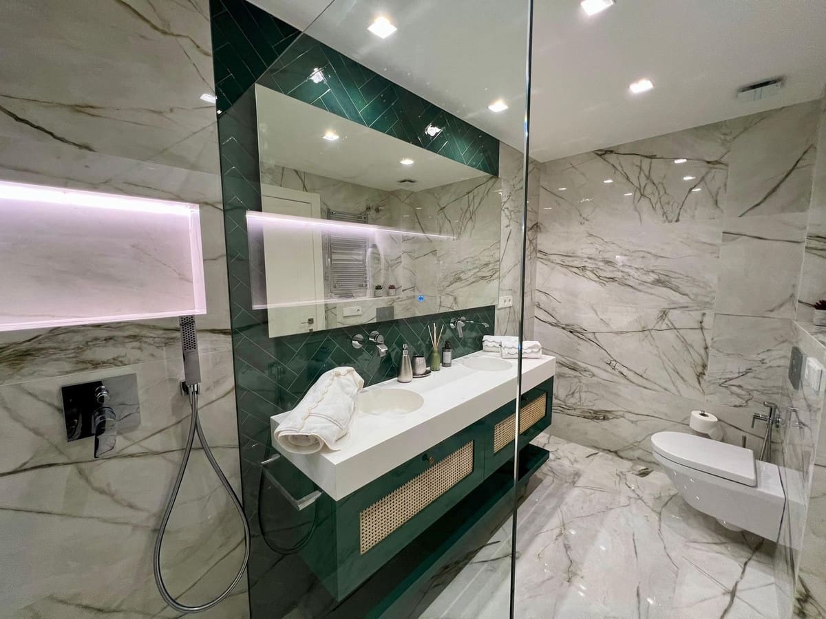 3 quarto Apartamento para arrendar em Golden Mile com garagem - 8 000 € (Ref: 9683403)