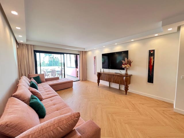 3 quarto Apartamento para arrendar em Lomas De Marbella, Marbella com garagem - 8 000 € (Ref: 9683403)