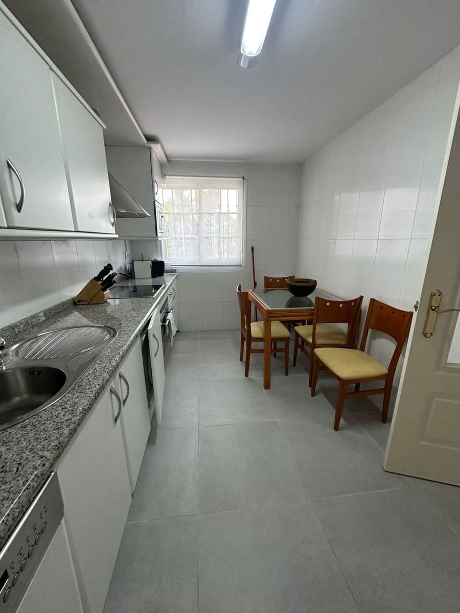 3 camera da letto Villetta a Schiera da affittare in Golden Mile con garage - 3.000 € (Rif: 9683405)