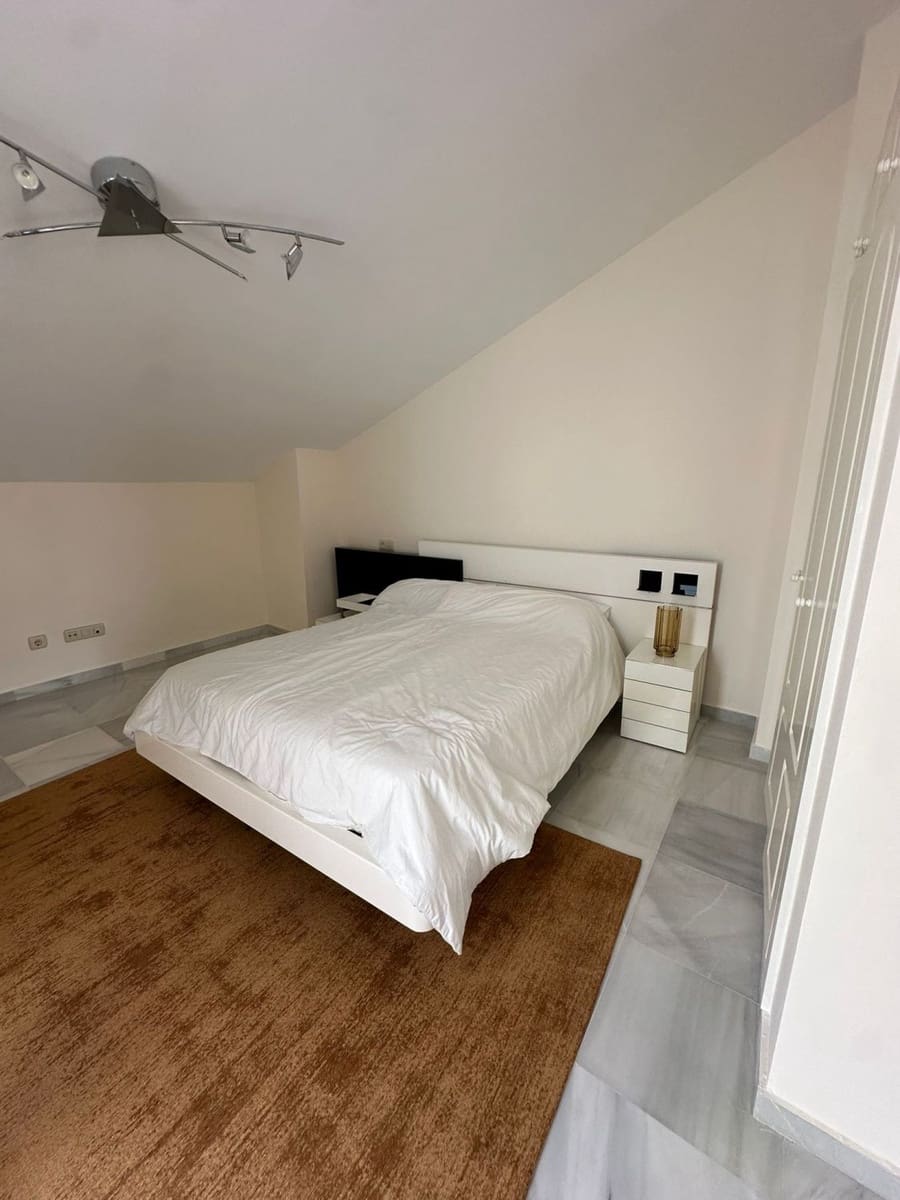 3 camera da letto Villetta a Schiera da affittare in Golden Mile con garage - 3.000 € (Rif: 9683405)