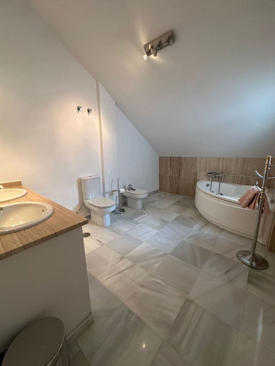 3 camera da letto Villetta a Schiera da affittare in Golden Mile con garage - 3.000 € (Rif: 9683405)