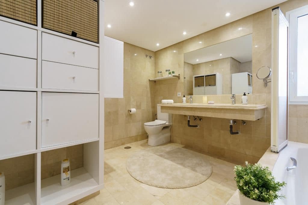 Appartement de 2 chambres à louer à Marbella - 3 300 € (Ref: 9690308)