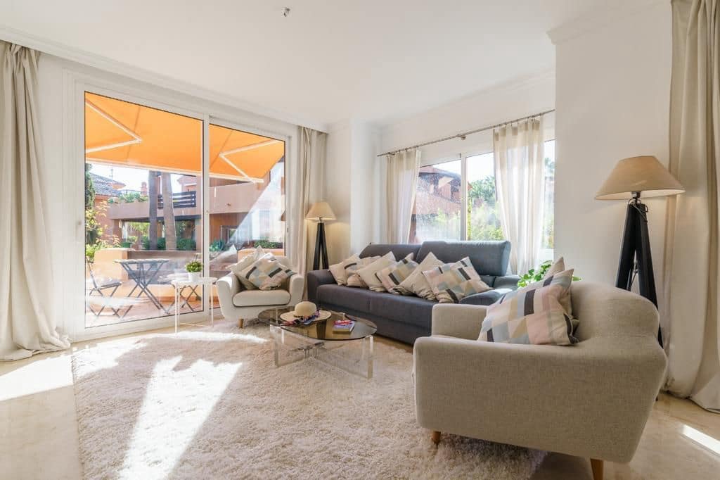 Appartement de 2 chambres à louer à Marbella - 3 300 € (Ref: 9690308)