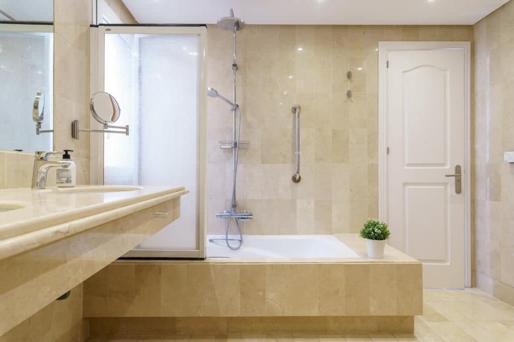 Appartement de 2 chambres à louer à Marbella - 3 300 € (Ref: 9690308)